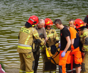 Wypadek helikoptera. Spadł do jeziora w Rogoźniku