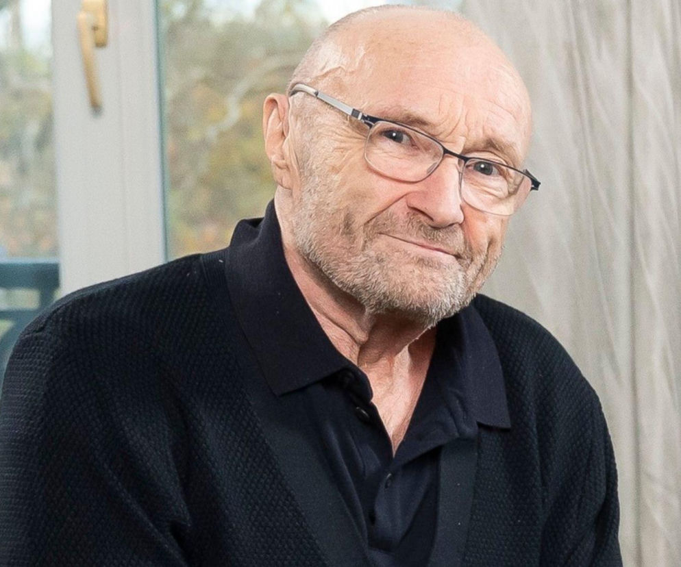 Muzyk Phil Collins w okularach uśmiecha się delikatnie. O planach artysty przeczytasz na EskaRock.