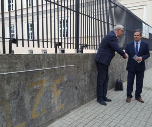 Napis „TV łże” na murze przy ul. Kopernika pochodzący z lat 80. ubiegłego wieku został zabezpieczony