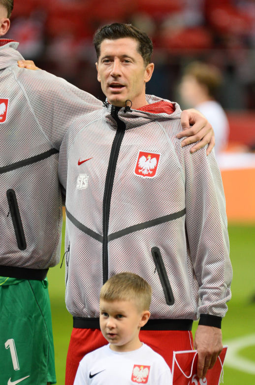 Anna Lewandowska z teściową i jej partnerem na meczu Polska - Bośnia
