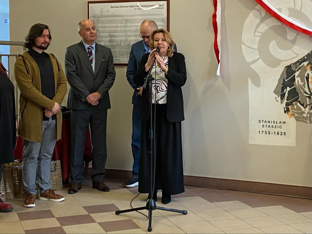 Uczniowie ZSP nr 1 stworzyli mural na ścianach szkoły. Grafika przedstawia patrona placówki