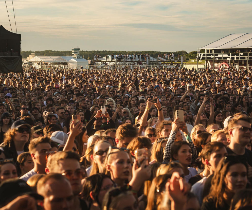 Tłum ludzi pod sceną podczas Open’er Festival 2026. O koncertach Zary Larsson i Florence Welch przeczytasz w Eska.