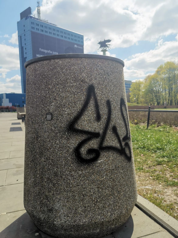Śmietnikowe graffiti szpeci stolicę