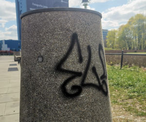Śmietnikowe graffiti szpeci stolicę