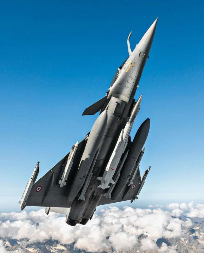 Rafale F4 uzbrojony w pocisk atomowy ASMP-A