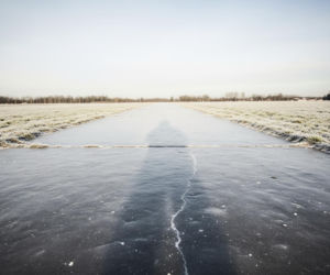 Mężczyzna leżał na oblodzonym chodniku w Ustce. Co zaskoczyło nawet służby ratunkowe?