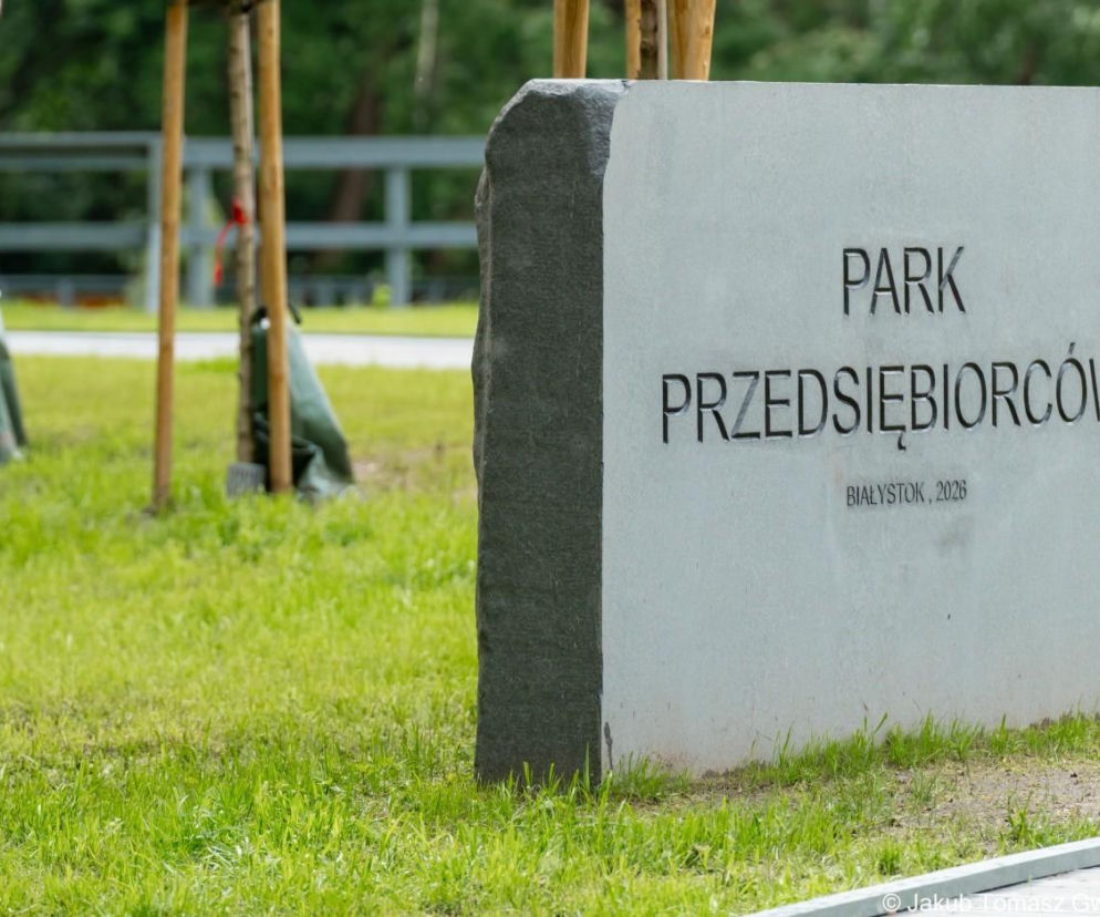 Kamień z napisem Park Przedsiębiorców w Białymstoku. O projektach budżetu obywatelskiego przeczytasz w Eska Białystok.