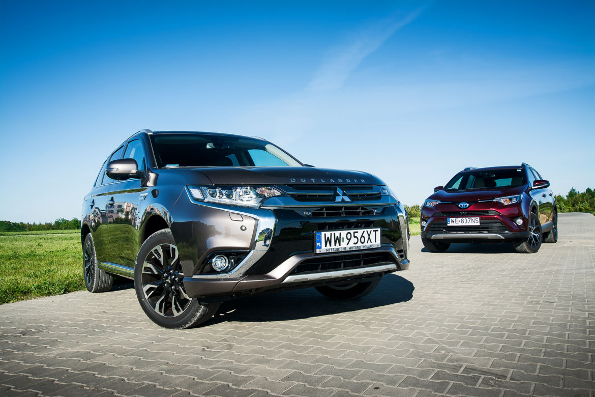Toyota RAV4 Hybrid E-Four Prestige vs. Mitsubishi Outlander PHEV Instyle NAVI+