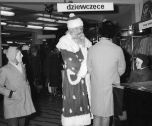 Mikołaj w Centralnym Domu Towarowym u zbiegu ulicy Kruczej i Alej Jerozolimskich w Warszawie