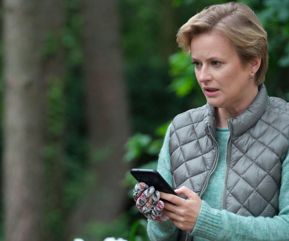 Przerażona Julia Malicka trzyma smartfon w dłoniach. O dramatycznych wieściach z Ukrainy przeczytasz na SE Superseriale.
