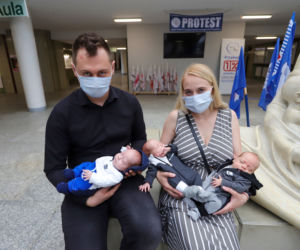 Odebrał trojaczki i oświadczył się w holu szpitala
