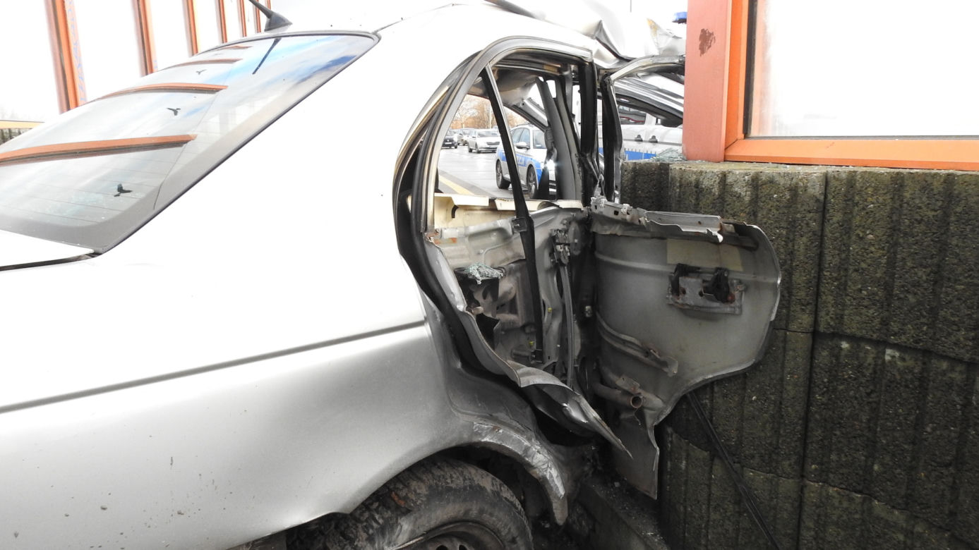 Honda uderzyła w barierę, auto niemal przecięło na pół