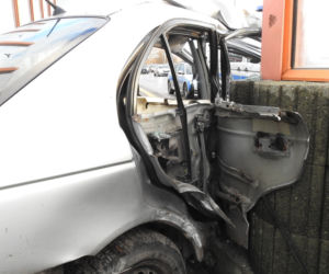 Honda uderzyła w barierę, auto niemal przecięło na pół