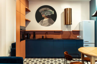 Mieszkanie na wynajem wymykające się stereotypom. Kubańskie inspiracje w krakowskiej kamienicy