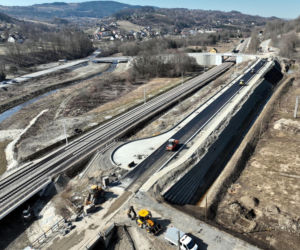 Wykonawcy pracują przy budowie dróg, które powstają przy okazji modernizacji linii kolejowej