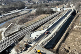 Wykonawcy pracują przy budowie dróg, które powstają przy okazji modernizacji linii kolejowej
