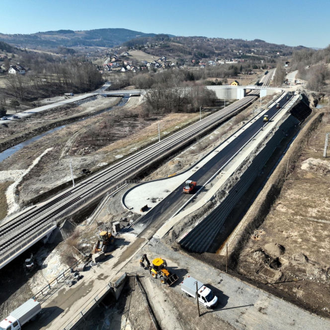 Wykonawcy pracują przy budowie dróg, które powstają przy okazji modernizacji linii kolejowej