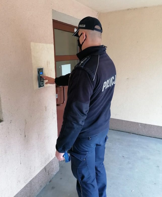 Policja kontroluje przestrzeganie obostrzeń w Krakowie