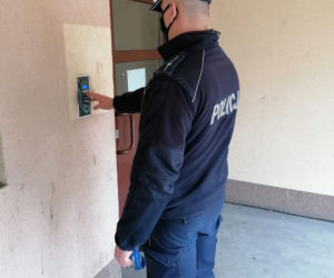 Policja kontroluje przestrzeganie obostrzeń w Krakowie