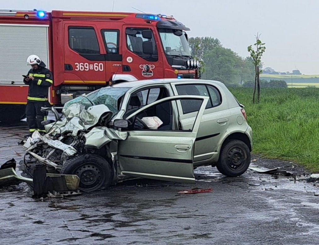 Śmiertelny wypadek pod Legnicą. 49-latka nie żyje. Pięcioro dzieci rannych [ZDJĘCIA]