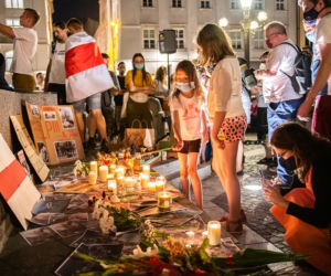 Manifestacja Białorusinów na rynku w Krakowie. Precz z Łukaszenką!