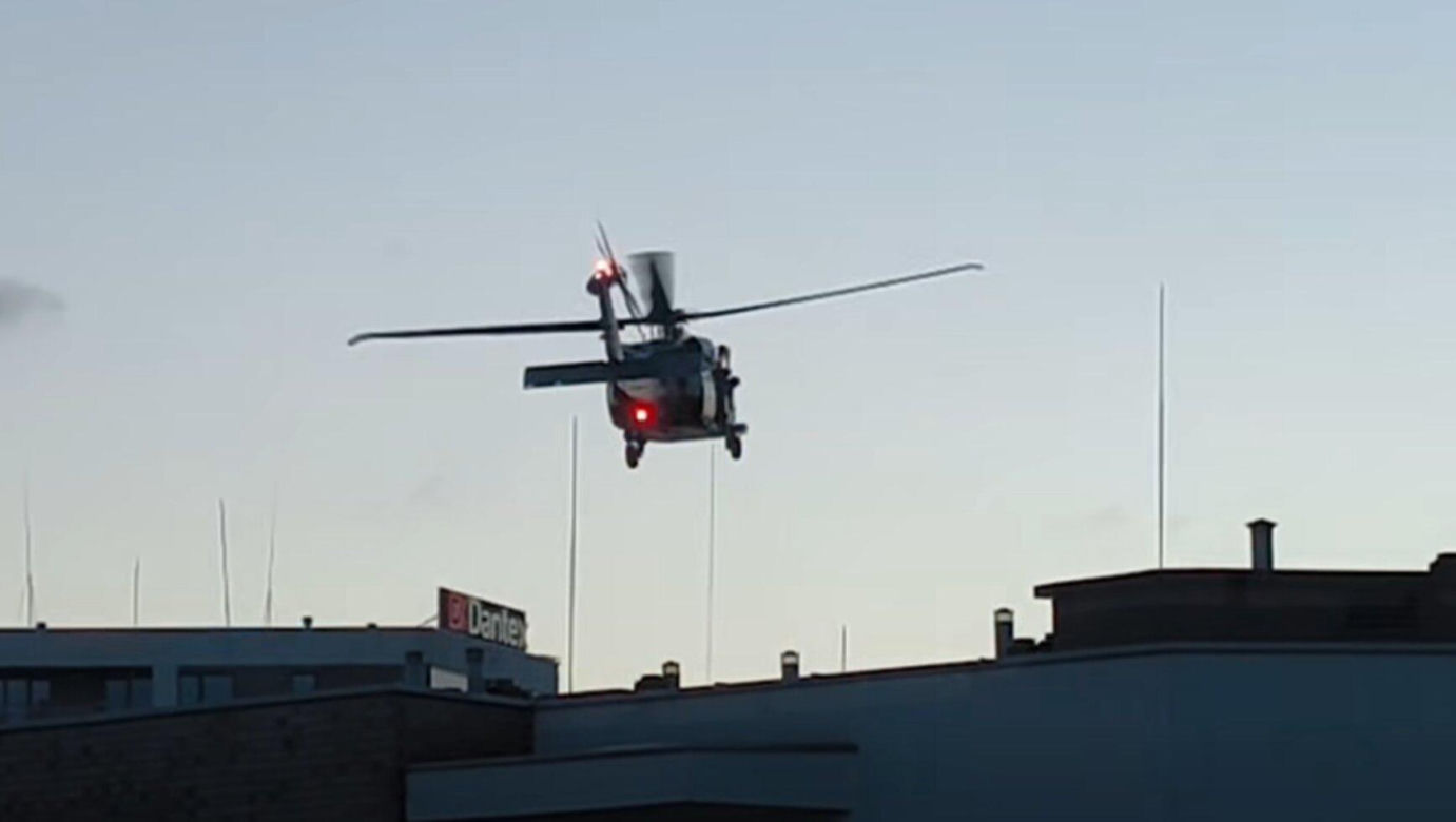 Akcja policjantów z użyciem śmigłowca Black Hawk o poranku w Warszawie