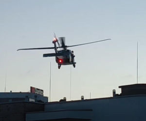 Akcja policjantów z użyciem śmigłowca Black Hawk o poranku w Warszawie