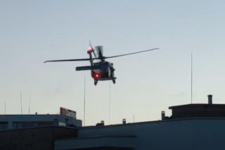 Akcja policjantów z użyciem śmigłowca Black Hawk o poranku w Warszawie