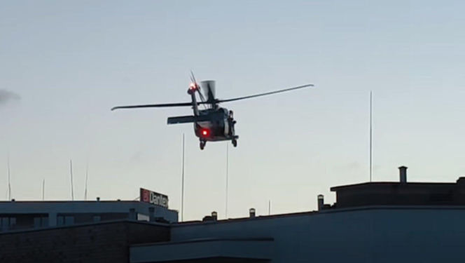 Akcja policjantów z użyciem śmigłowca Black Hawk o poranku w Warszawie