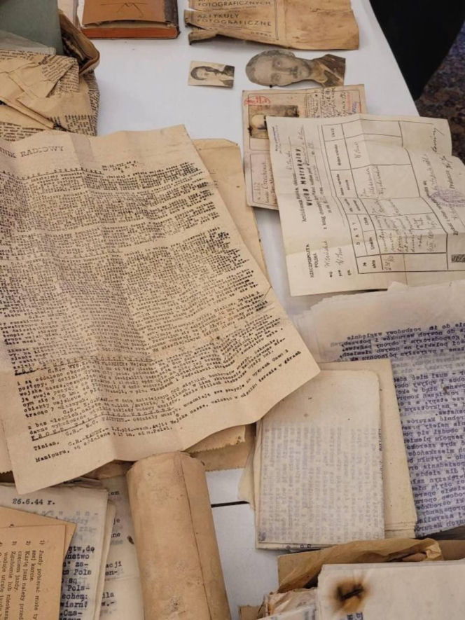Pod podłogą mieszkania na Saskiej Kępie znajdowała się skytka z dokumentami i prywatnymi rzeczami z czasów okupacji