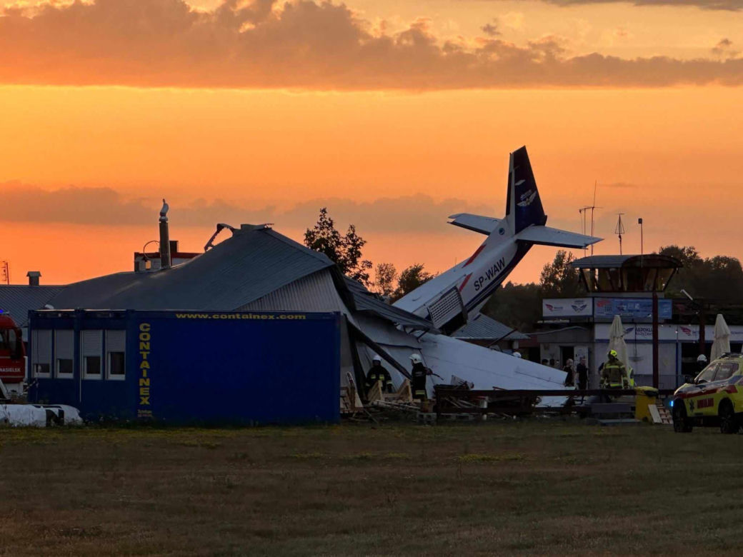 Katastrofa samolotu, spadł na hangar pełen ludzi pod Nowym Dworem Mazowieckim! Są ofiary