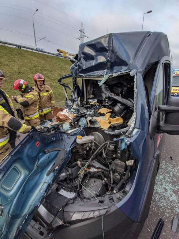 Citroen wbił się w tira. Ranny 28-latek i 5-latka