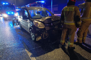 Wielka kraksa na Trasie Siekierkowskiej. Zgasł mu Opel, huknął w niego Renault