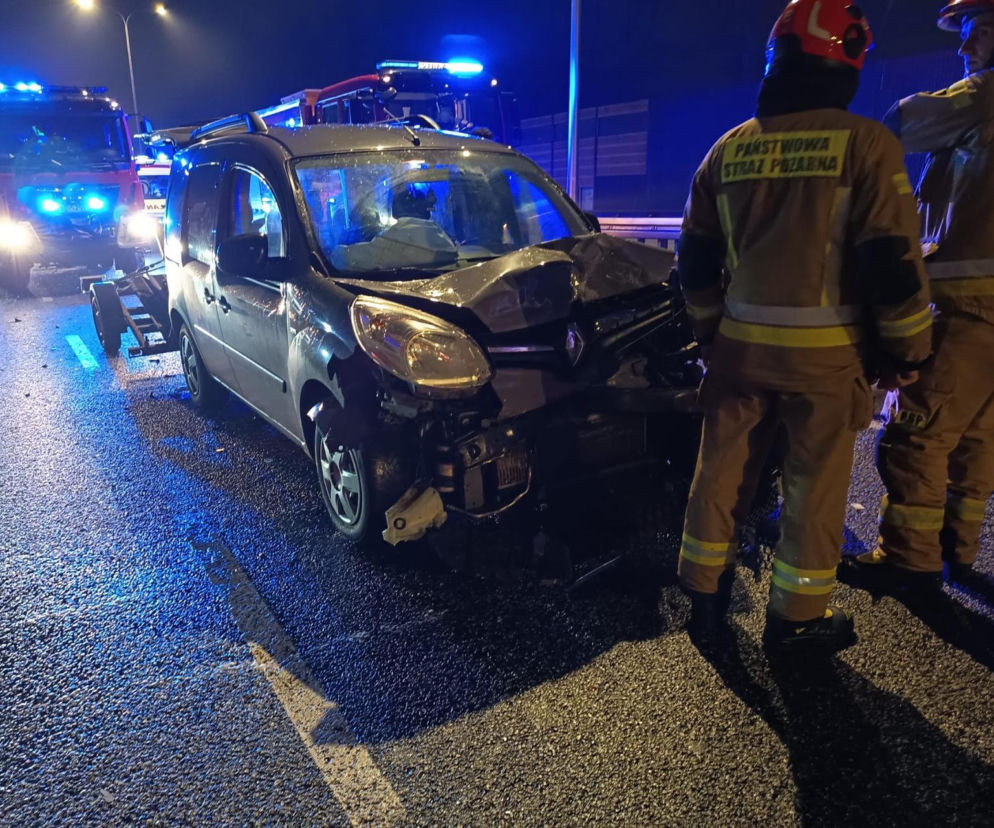 Wielka kraksa na Trasie Łazienkowskiej. Zgasł mu Opel, huknął w niego Renault