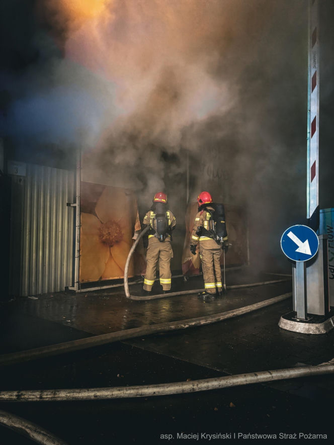 Pożar na targowisku przy ul. Bakalarskiej. Zatrzymano 36-letniego mężczyznę