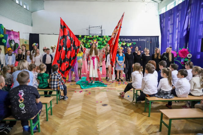 ZOBACZ zdjęcia z inscenizacji ekologicznej z okazji Dnia Ziemi w wykonaniu uczniów siedleckiej Dziesiątki