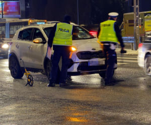 Pijany pieszy Ukrainiec, wbiegł pod auto na czerwonym świetle. Potrącony, trafił do szpitala