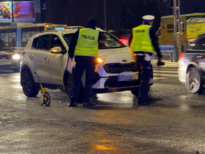 Pijany pieszy Ukrainiec, wbiegł pod auto na czerwonym świetle. Potrącony, trafił do szpitala