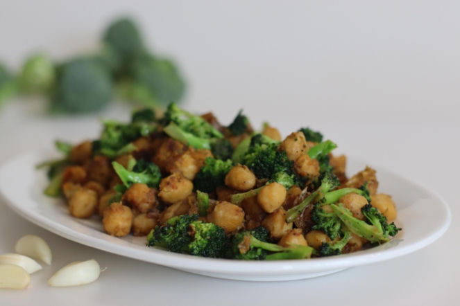 Zrób to raz, a będziesz wracać. Ciecierzyca z brokułami w ekspresowej glazurze