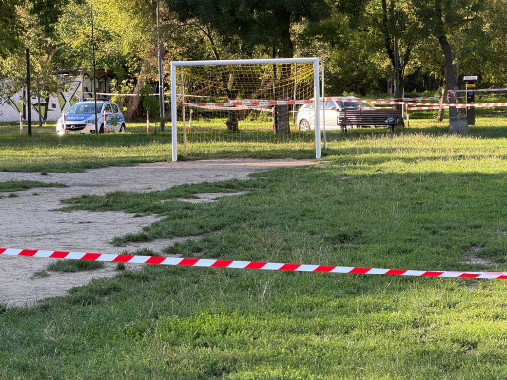 Tajemnicze pakunki znalezione na ławce w Warszawie