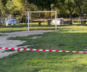 Tajemnicze pakunki znalezione na ławce w Warszawie
