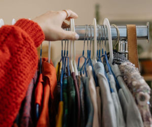 Moda z drugiej ręki to nowy wyznacznik stylu. Aż 32% Polaków łączy nowe ubrania z perełkami premium z second-handów