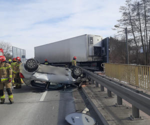 Zderzenie ciężarówki z osobówką na trasie Tarnów - Brzesko. Trzy osoby poszkodowane