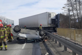 Zderzenie ciężarówki z osobówką na trasie Tarnów - Brzesko. Trzy osoby poszkodowane