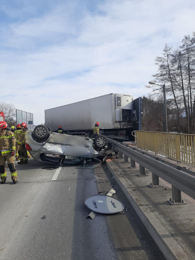 Zderzenie ciężarówki z osobówką na trasie Tarnów - Brzesko. Trzy osoby poszkodowane