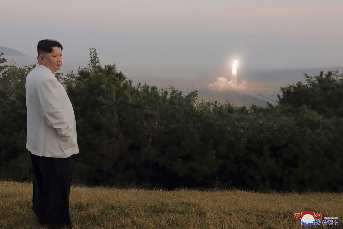  Kim Dzong Un zmienia stylówkę! Drwinom nie ma końca. "Jak influenserka na wakacjach"