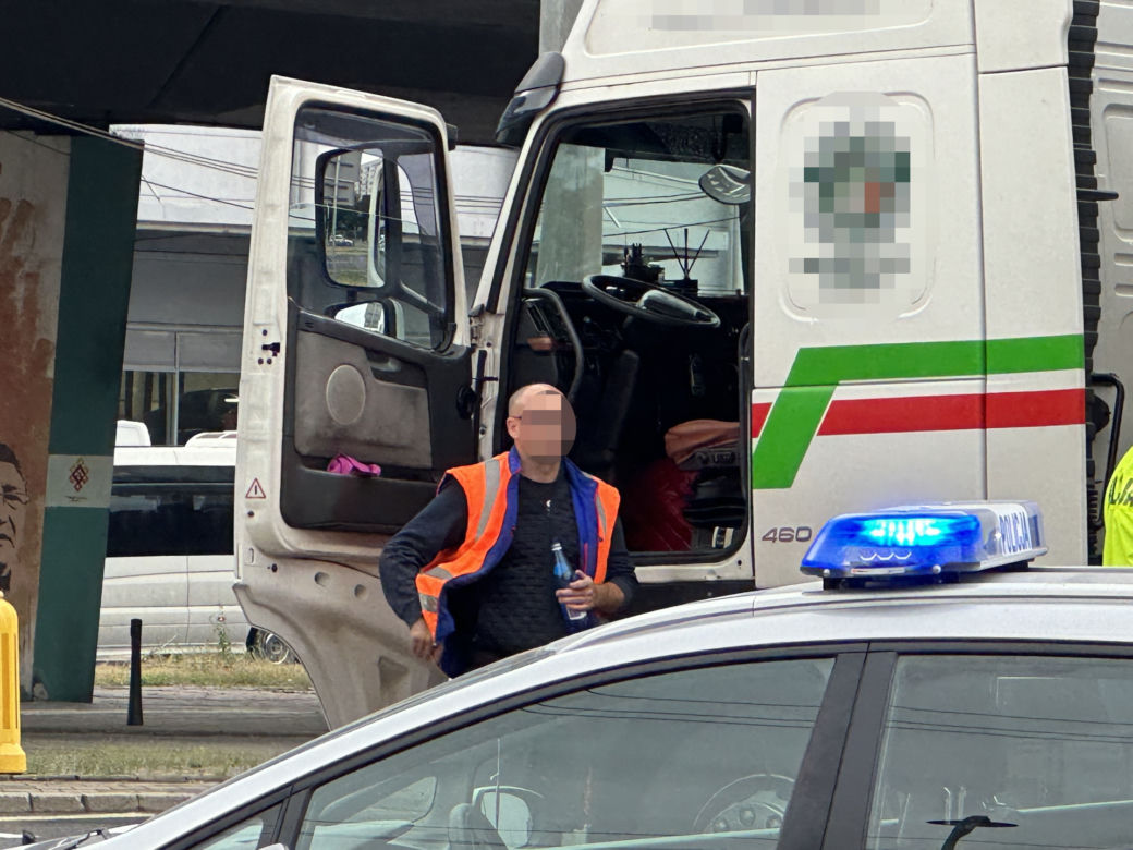 Ciężarówka zmiażdżyła pieszego na pasach w Warszawie. Fatalny wypadek, śmierć na miejscu