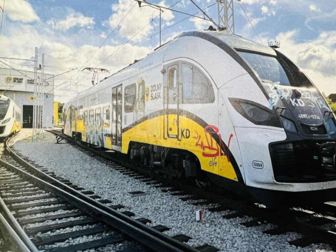 Niszczył farbą pociągi w powiecie rawickim. Przyjeżdżał specjalnie z Wrocławia