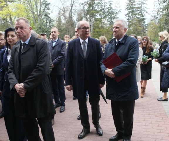 Zadumany Czarzasty pojawił się na Powązkach. Tak pożegnał Myśliwskiego