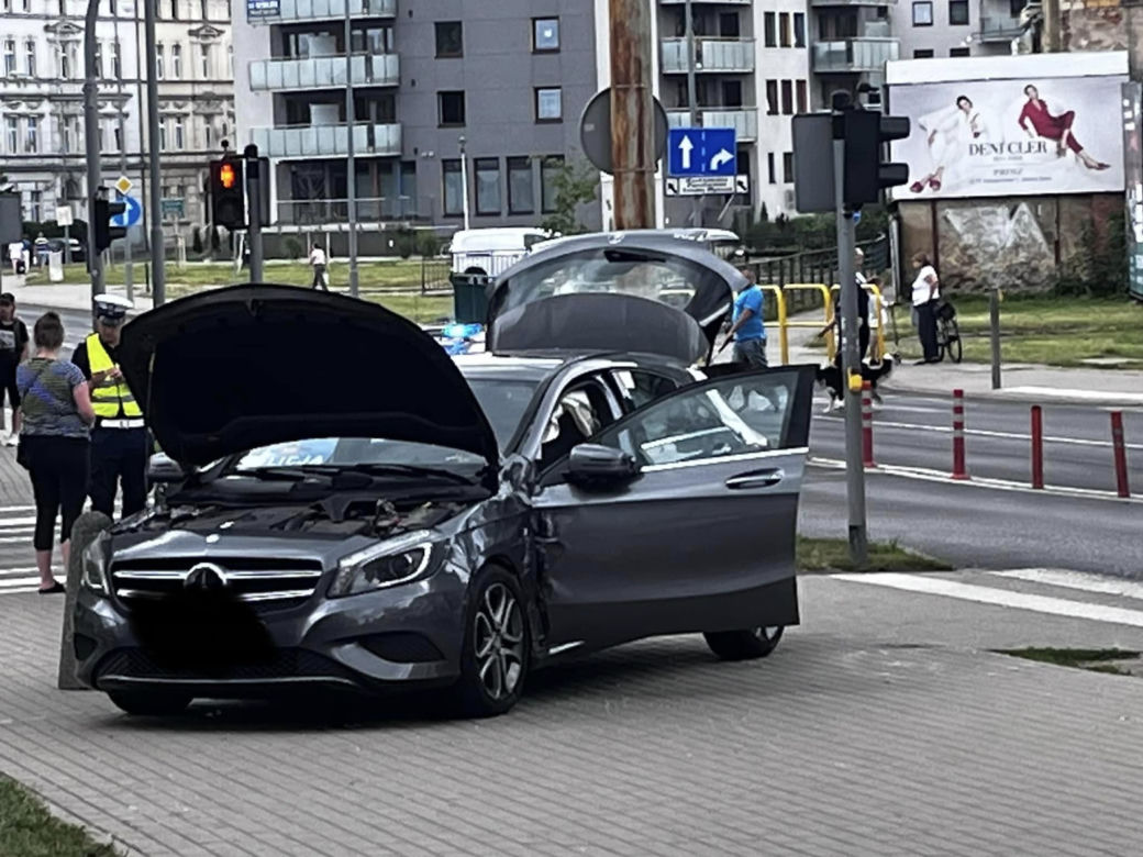 Poważny wypadek w Jeleniej Górze. Samochód zderzył się z autobusem i wjechał w rodzinę